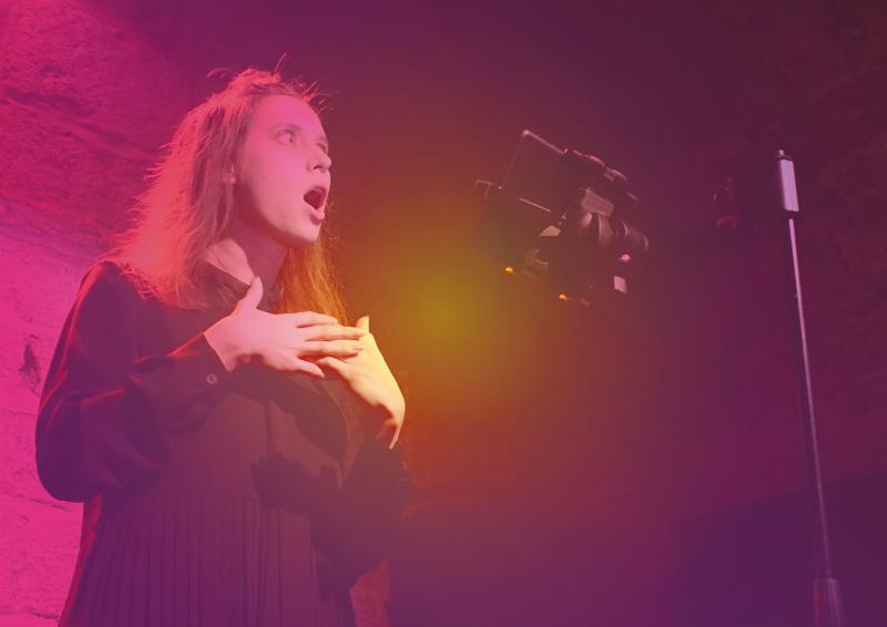 Affiche de théâtre contemporaine pour une représentation de Dom Juan à Paris, combinant design moderne et références classiques de la piece de theatre.